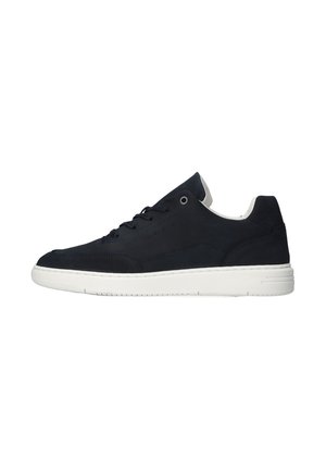 Schwarzer Low-Top-Sneaker mit weißer Sohle, Schnürverschluss und Nähdetails, von der Außenseite auf weißem Hintergrund dargestellt.
