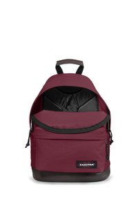 Mörkröd ryggsäck med svart inredning, dragkedjeförsedd framficka och brun vadderad handtag. Har slitstarkt tyg och en strukturerad form.