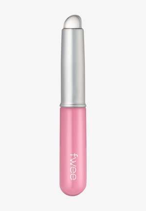 Tube de gloss à lèvres avec bouchon argenté et base rose étiquetée "fwee,", doté d'un embout applicateur lisse et transparent.