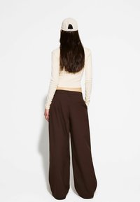 Bershka - Stoffhose - dark brown Thumbnail-Bild 1