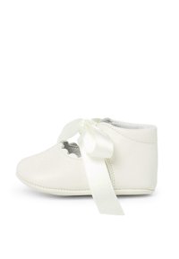 Weißes Lederbaby-Schuh mit abgerundetem Zeh, gewelltem Rand und Satinband-Schleife. Weiche Innenauskleidung, niedriger Knöchel-Design.