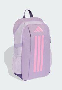 Fioletowy plecak z różowym logo Adidas i trzema paskami, siatkową boczną kieszenią, wyściełanym tyłem i uchwytem na górze. Wytrzymały materiał, aerodynamiczny kształt.