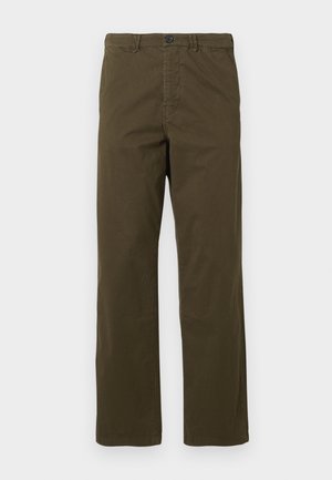 Calças de algodão castanhas de perna reta para homem, com passantes para cinto, botão frontal e fecho zip, contra um fundo claro.
