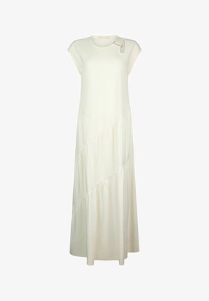 Maxikjole i kremfarve med korte ærmer, med et diagonalt lagdelt design og ribbet tekstur, fremhævet med en sikkerhedsnålsdetalje.