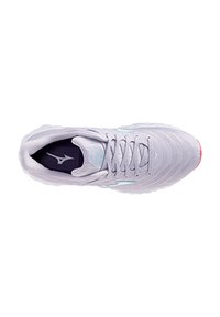 Basket de sport gris clair avec une tige texturée, des accents turquoise, des lacets fins et une semelle rembourrée. Présente un logo sur la semelle intérieure.
