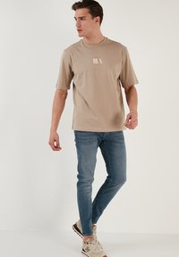 Buratti LOOSE FIT - Marškinėliai su spaudiniu - light brown