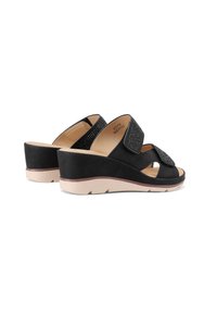 Sandali wedge neri con doppie cinghie in velcro e dettagli testurizzati. Suola di colore chiaro, design open-toe e interno imbottito.