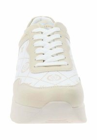 Zapatilla blanca con acentos de ante beige, que presenta un diseño de cordones, un patrón de logo en relieve y una suela gruesa para mayor comodidad.