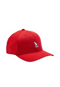 Cappellino da baseball rosso in tessuto, con visiera curva e logo di un canguro ricamato in bianco sul davanti.