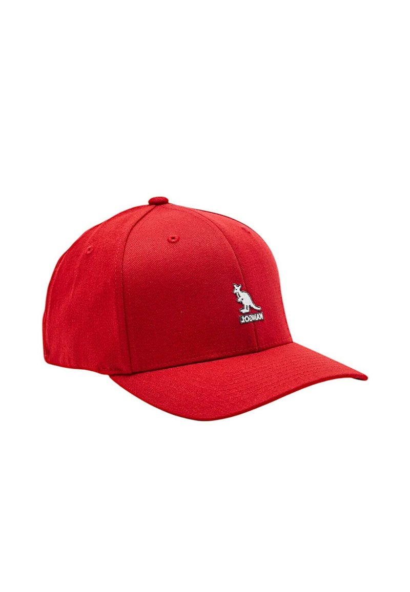 Casquette de baseball rouge en tissu, avec un bord courbé et un logo de kangourou brodé en blanc sur le devant.