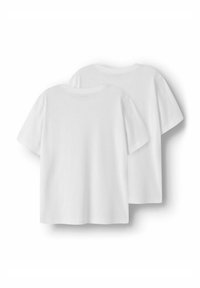 Kratkoročne bele bombažne majice z okroglim izrezom in ohlapnim krojem. Prikazani sta dve majici od zadaj, brez vzorcev ali poudarkov.