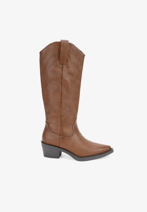 Bota de cowboy de cuero marrón con punta afilada, costuras decorativas y un tirador en la parte superior. Tacón ligeramente elevado y textura suave.