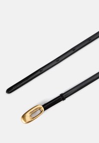 Musta nahkavyö, jossa on tyylikäs muotoilu, kultaisvärinen solki leikkuureijalla ja useita reikiä säätämiseksi.