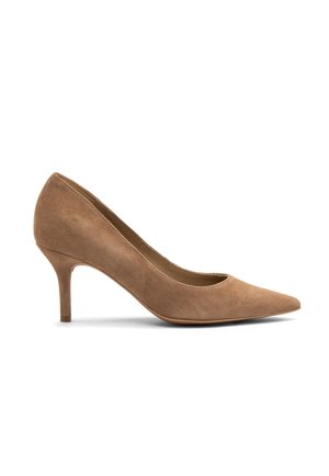 Zapatos de tacón alto de ante color marrón claro con punta afilada y tacón delgado, que destacan por su textura suave y un diseño elegante y minimalista.