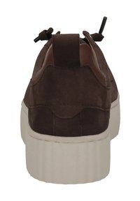 Braune Wildleder-Sneaker mit dicker weißer Sohle, einer Zuglasche hinten und gebundenen Schnürsenkeln, von hinten betrachtet.