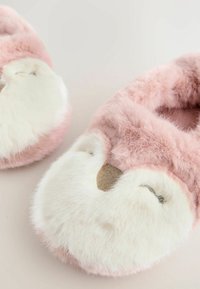 Roze fluffy slippers met witte nepbont gezichten met oog- en neusdetails. Zachte textuur, ronde vorm en een gezellige algehele uitstraling.
