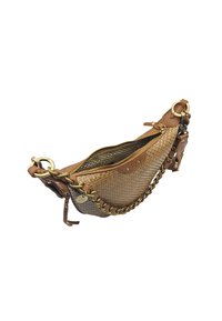 Sac en cuir tissé brun avec une sangle beige, doté d'une fermeture éclair dorée, d'accents métalliques et d'un design tressé distinctif le long du bord.