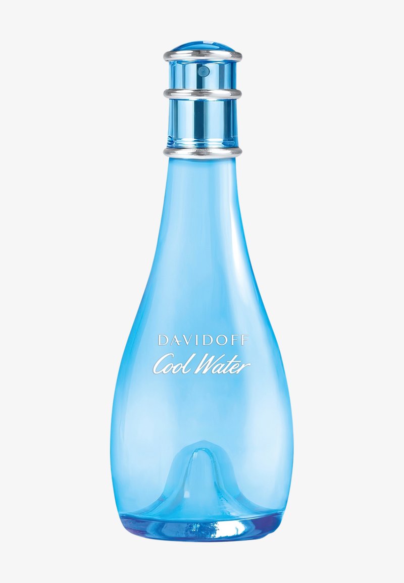 Botella de vidrio tintada de azul con anillos plateados en la tapa, etiquetada con "Davidoff Cool Water" en texto blanco, sobre un fondo blanco liso.
