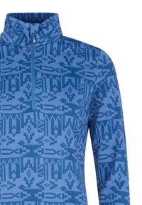 Plavi zip-up top s uzorkom koji sadrži polu-kragnu, izrađen od mekanog materijala s geometrijskim dizajnom u tamnijim nijansama plave boje.