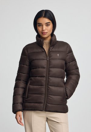 Chaqueta de plumas marrón con un alto cuello y un diseño acolchado vertical. Cuenta con una cremallera frontal y un sutil logo en el pecho.