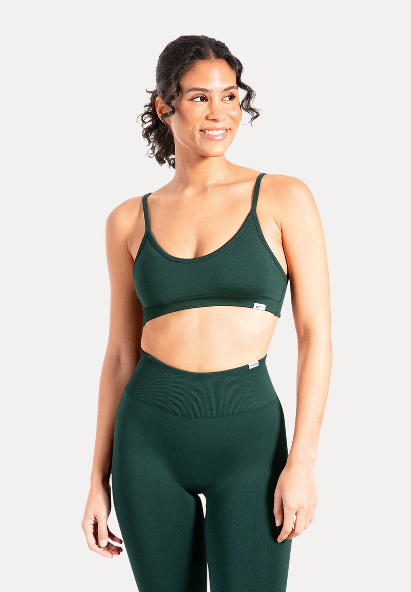 Zielony sportowy krótki top z cienkimi ramiączkami, zaokrąglonym dekoltem i gładką fakturą, zestawiony z dopasowanymi legginsami z wysokim stanem.