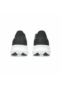 Een paar zwarte hardloopschoenen met witte zolen, gezien van achteren op een witte achtergrond.