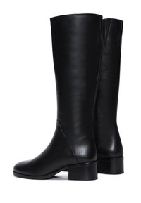 Een paar zwarte leren laarzen tot halverwege het kalf met lage blokhakken, ronde neuzen en een gladde afwerking, gezien vanaf de zijkant tegen een witte achtergrond.