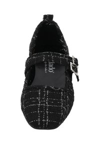 Zapato de patrón a cuadros en blanco y negro con punta redondeada, tejido texturizado y una correa con hebilla a lo largo del empeine. Diseño de suela plana.
