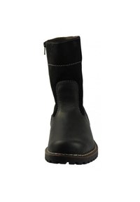 Botte en cuir noir avec tige en daim, bout arrondi et fermeture éclair sur le côté. Présente des coutures contrastantes et une semelle en caoutchouc texturée.