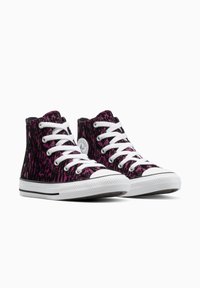 Hochtop-Sneaker mit einem lila Leopardenmuster, weißen Schnürsenkeln, schwarzen Akzenten sowie einer weißen Gummikappe und -sohle.