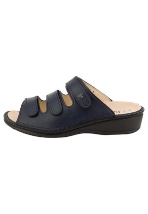 Sandale noire confortable à bout ouvert avec trois brides réglables et une semelle compensée conçue pour un port facile et un bon maintien.