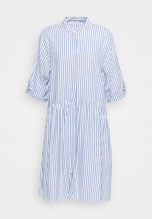Robe rayée en bleu clair et blanc, présentant un col montant, des manches trois-quarts et un design de taille froncée avec une coupe ample.
