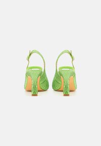 Sapatos de salto aberto verdes com um padrão texturizado, embellishments de strass e um salto de altura intermédia. Forro interior suave e fecho de fivela.