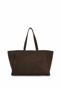 Bruine suede schoudertas met twee lange handvatten, met een ruime ontwerp en zachte textuur. De tas heeft een geometrische vorm en minimale hardware.