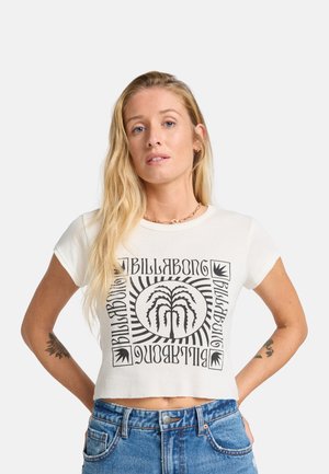 Vit kortärmad t-shirt med svart grafisk design som innehåller palmträd och geometriska mönster. Kortsleeve, ribbad textur och rund halsringning.