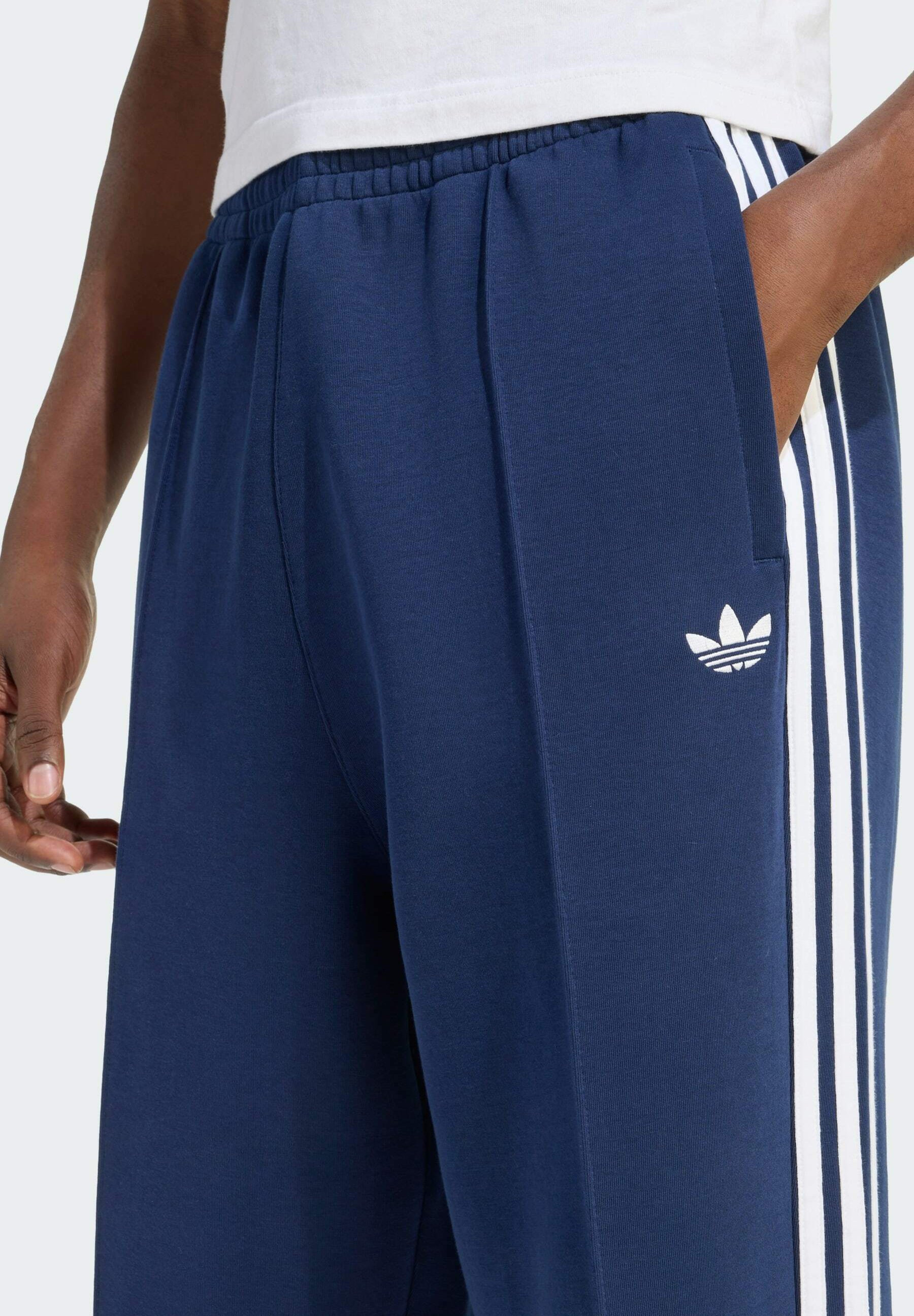 adidas Originals SPACER DRILL - Tracksuit bottoms - night indigo