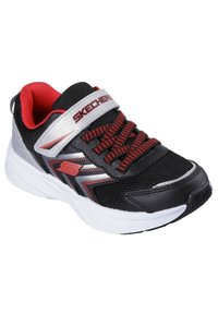 Schwarze und rote Skechers-Sneaker mit weißer Sohle, roten und schwarzen Schnürsenkeln sowie einem reflektierenden silbernen Riemen über der Oberseite.
