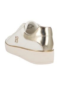 Sneaker bianca con tacco e rifiniture in oro metallico. Caratterizzato da una suola testurizzata, una tomaia in pelle liscia e un dettaglio del logo sul lato.