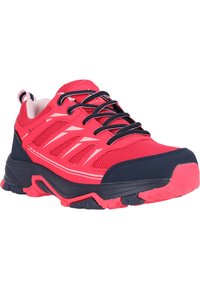 Chaussure de randonnée rose et marine avec tige en mesh, semelle en caoutchouc, crampons multidirectionnels et bandes blanches contrastées pour un détail de design supplémentaire.