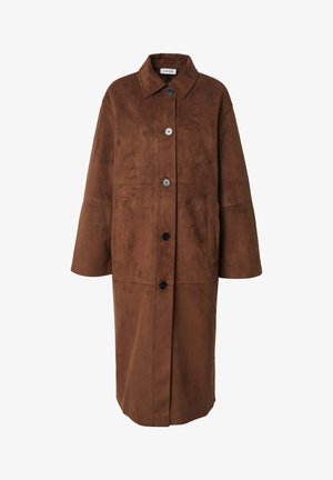 Bruine lange jas gemaakt van zacht suède-achtig stof. Heeft een kraag, knoopsluiting aan de voorkant, grote zakken en brede mouwen.