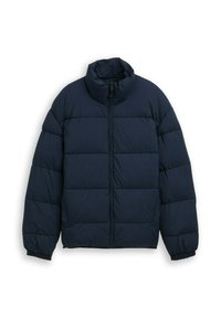 Námornícky modrá puffa bunda s vysokým golierom, predným zipsom a elastickými manžetami. Obsahuje prešívané časti na izoláciu a hladkú textúru.