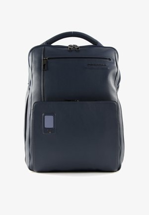 Zaino in pelle blu navy con due compartimenti con zip, una tasca frontale, texture liscia e design rettangolare. Presenta un dettaglio con logo.