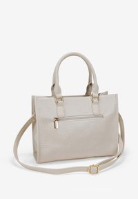 Bolso de mano de imitación cuero beige con asas dobles, correa para el hombro removible y bolsillo exterior con cremallera. Superficie texturizada, acentos en hardware de tono dorado.