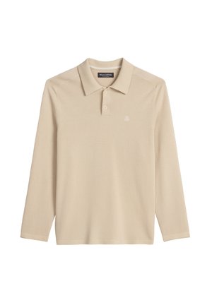 Beige poloshirt met lange mouwen, twee knopen, kraag en een klein geborduurd logo op de linkerborst, afgebeeld op een witte achtergrond.