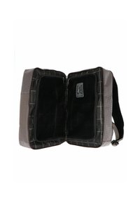 Grauer Rucksack mit einem Reißverschluss, der ein schwarzes Innenleben, strukturierte Stoffe und gepolsterte Fächer zur Organisation bietet.