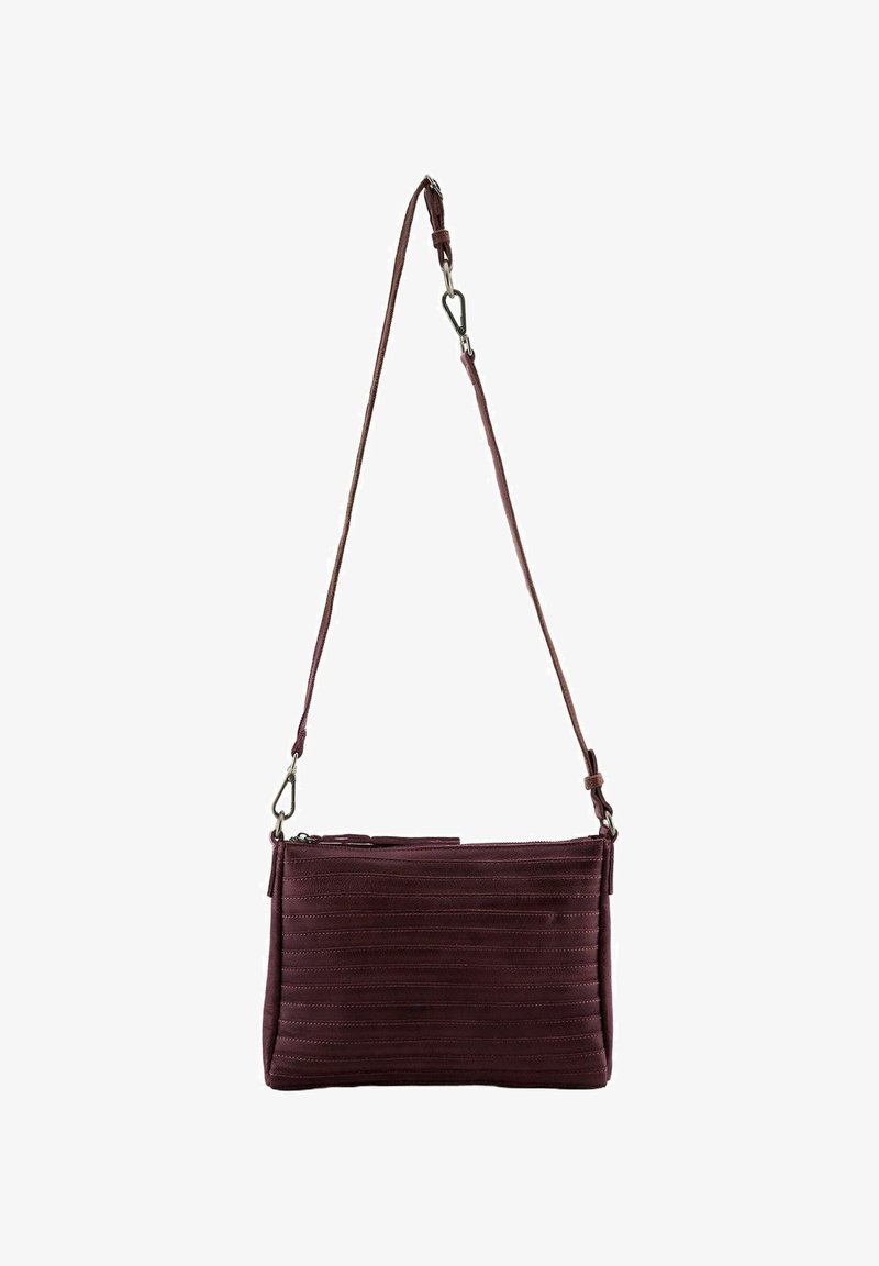 Sac à bandoulière en cuir bordeaux avec un design à rayures texturées, une sangle réglable et une fermeture éclair pour un accès sécurisé.