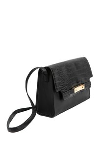 Borsa nera in pelle, con un motivo di pelle di coccodrillo a rilievo sul cappuccio, hardware in tono oro e manico a tracolla.