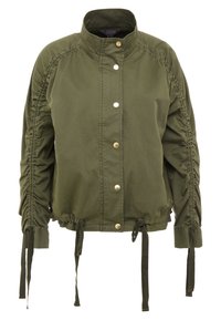 Olivgrön jacka med ståkrage, guldknappar, rynkade sid sömmar och justerbara dragsnören i nederkant och ärmslut.