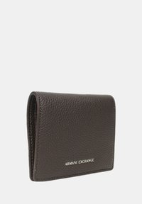 Portafoglio in pelle marrone con superficie текстurizzata. Presenta un design semplice e compatto, con il logo "Armani Exchange" in argento sul davanti.