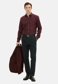 Oscar Jacobson REG FIT CUT AWAY BRUSHED - Camicia - red moon